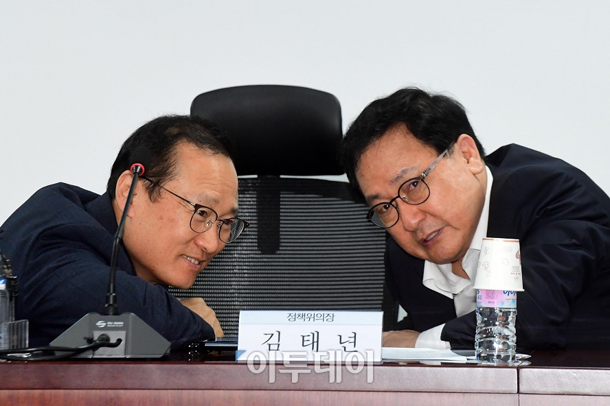 ▲홍영표(왼쪽) 더불어민주당 원내대표와 유영민 과학기술정통부 장관이 26일 오전 서울 여의도 국회 의원회관에서 열린 국가 R&D 혁신방안 당정협의에서 대화를 하고 있다. 고이란 기자 photoeran@