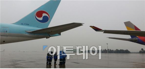 ▲26일 오전 7시 50분께 김포공항 국제선 주기장 내에서 승객 탑승을 위해 탑승교로 견인 이동중이던 아시아나 OZ3355편 항공기의 날개 끝과 유도로에 잠시 정지 중이던 대한항공 KE2725편 항공기의 꼬리날개 후미간 접촉 사고가 발생했다.(국토교통부)