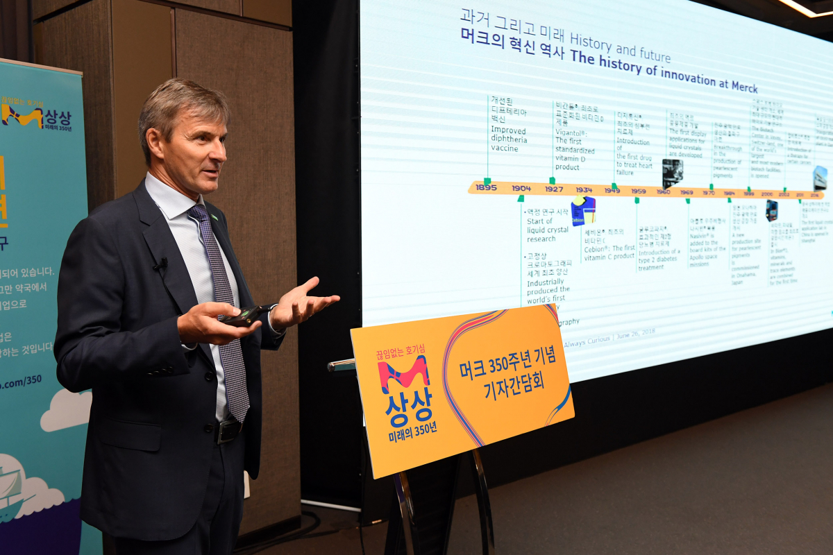 ▲글렌 영 한국머크 대표이사가 350주년 머크창립 간담회에서 발표를 하고있다. (사진제공=한국머크)