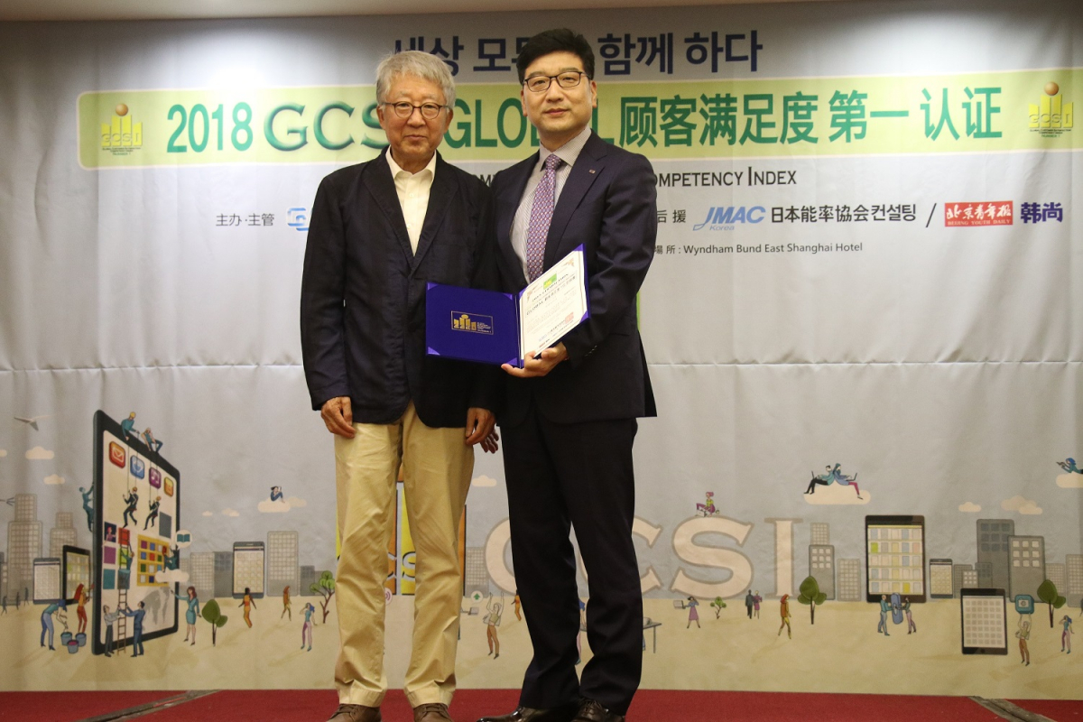 ▲(왼쪽부터) 배순훈 글로벌경영협회 회장, 이일희 넥센타이어 글로벌품질센터 고객만족팀 팀장(사진제공=넥센타이어)