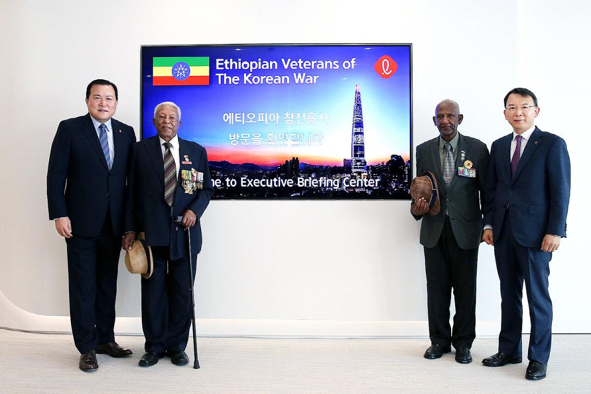 ▲왼쪽부터 황각규 롯데지주 부회장, 에티오피아 멜레세 테세마(Melesse Tessema) 참전용사 회장, 에스티파노스 게브레메스켈(Estifanos Gebremeskel) 참전용사 부회장, 오성엽 롯데지주 커뮤니케이션 실장. 사진제공 롯데지주