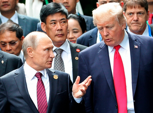 ▲블라미디르 푸틴(왼쪽) 러시아 대통령과 도널드 트럼프 미국 대통령이 지난해 11월 11일(현지시간) APEC 정상회담에서 만나 이야기를 나누고있다. 다낭/AP연합뉴스
