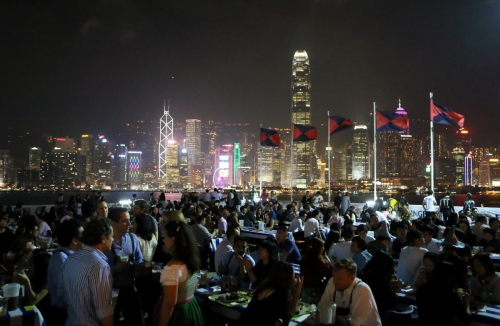 ▲홍콩 도심 한가운데 위치한 마르코폴로 광장에서 사람들이 야경을 즐기고 있다. 홍콩/신화연합뉴스
