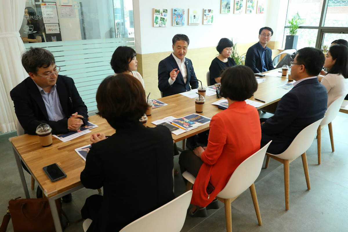 ▲박능후 보건복지부 장관(뒷줄 가운데)이 27일 서울 중림동 주민센터를 방문해 아동수당 신청자 및 업무 담당자들과 대화를 나누고 있다.(제공=보건복지부)