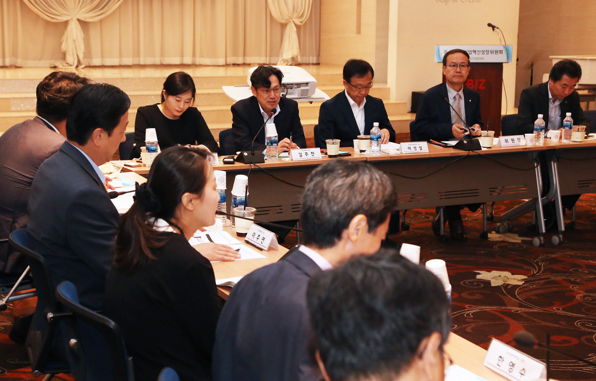 ▲중소기업중앙회 중소·벤처기업혁신성장위원회가 27일 여의도 중기중앙회에서 '혁신성장 저해 규제 완화 정책 실효성 제고, 규제샌드박스 정책 중심으로'라는 주제로 제5차 전체회의를 개최했다(중소기업중앙회)