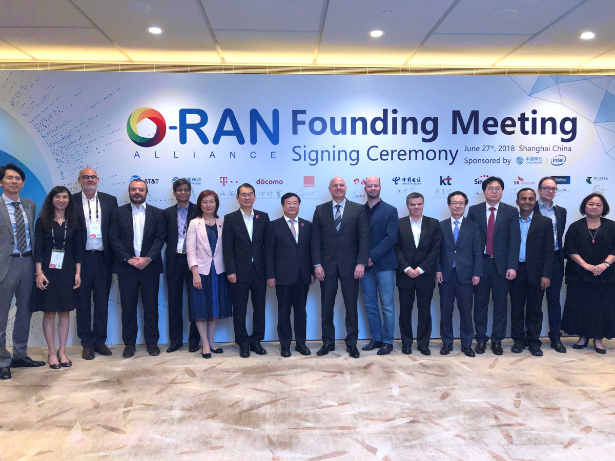 ▲27일(현지시간) 오전 중국 상하이 케리호텔에서 열린 O-RAN Alliance 창립 총회에서 KT 전홍범 소장(오른쪽 5번째)을 비롯한 참석자들이 기념사진을 촬영하고 있다.(사진제공= KT)