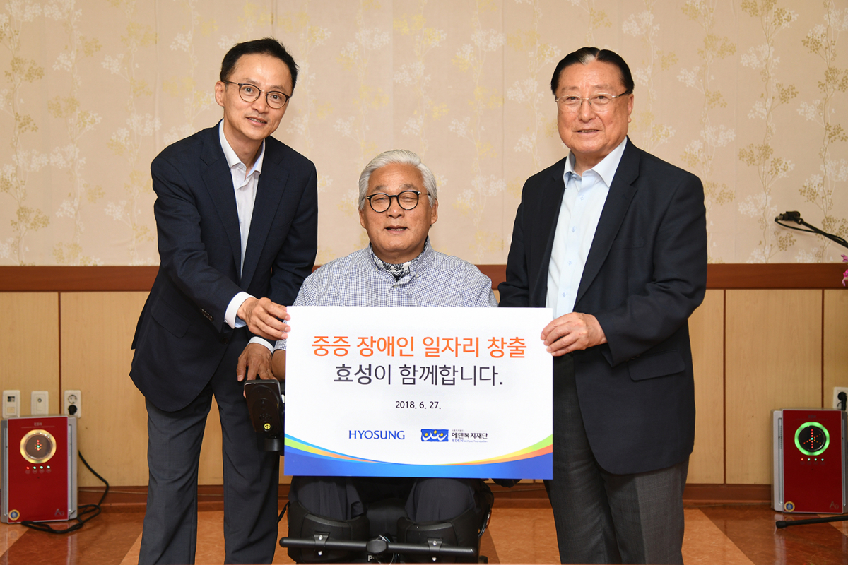 ▲효성이 27일 에덴복지재단을 방문해 ‘컴브릿지’ 사업 후원 전달식을 가졌다. (왼쪽부터 효성 커뮤니케이션실 이정원 상무, 에덴복지재단 정덕환 회장, 김학수 이사장)(사진제공=효성)