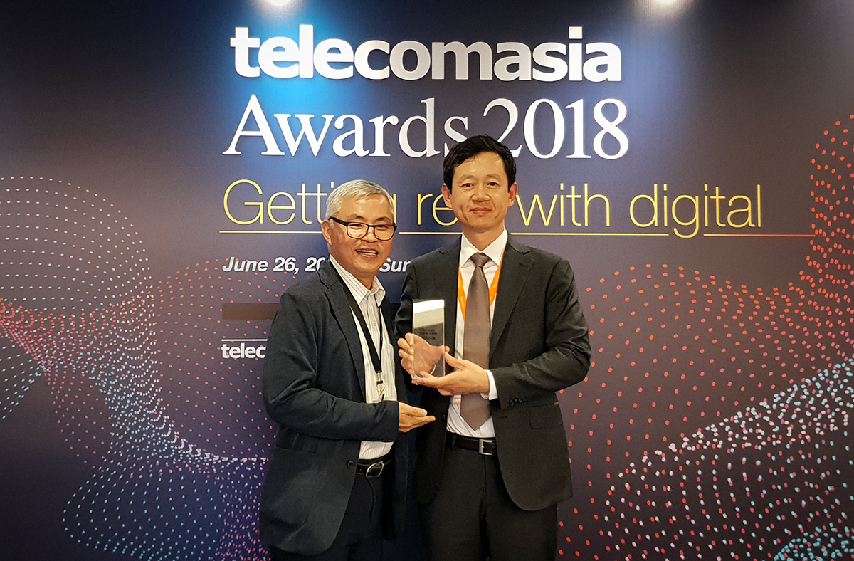 ▲SK텔레콤이 26일(현지시간) 싱가포르에서 열린 ‘텔레콤 아시아 어워드 2018’에서 ‘아시아 최우수 이동통신사’로 선정됐다. 시상식 후 김영궁(오른쪽) SK텔레콤 차세대 OSS 테크랩장이 앨런 탄 텔레콤 아시아 편집장과 기념 촬영을 하고 있다. 사진제공 SK텔레콤