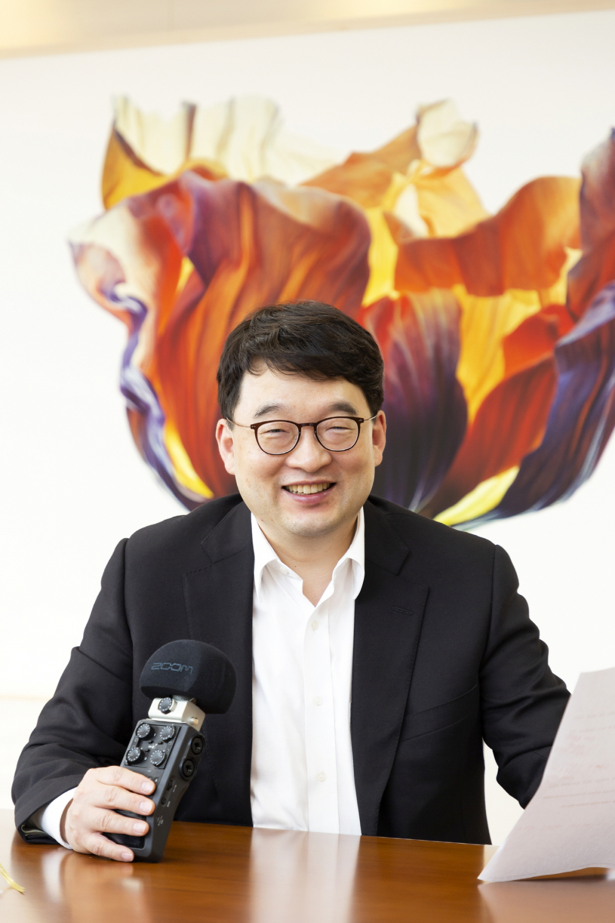 ▲정시퇴근 안내방송 녹음중인 이우현 OCI사장(사진제공=OCI)