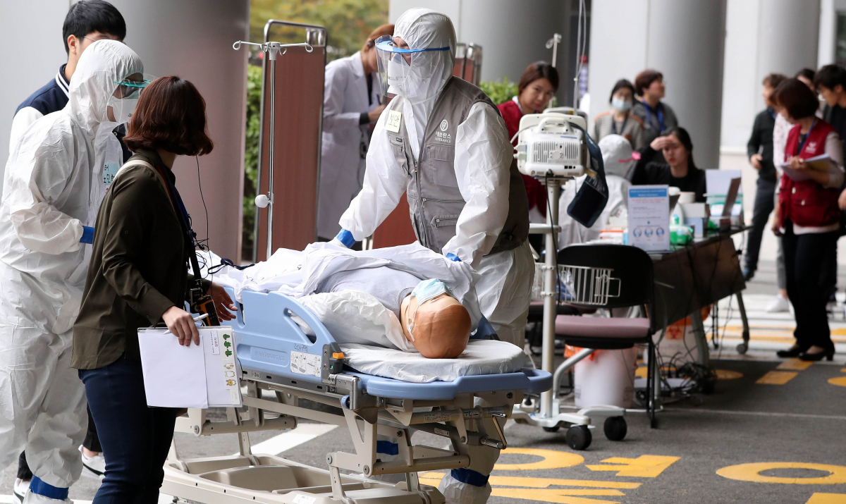 ▲2017 유행성 감염병 환자 대량 발생대비 재난모의훈련이 실시된 지난해 10월 26일 오후 서울 서대문구 연세대학교 신촌세브란스병원에서 메르스 의심환자에 대한 선별 진료를 하고 있다.(뉴시스)