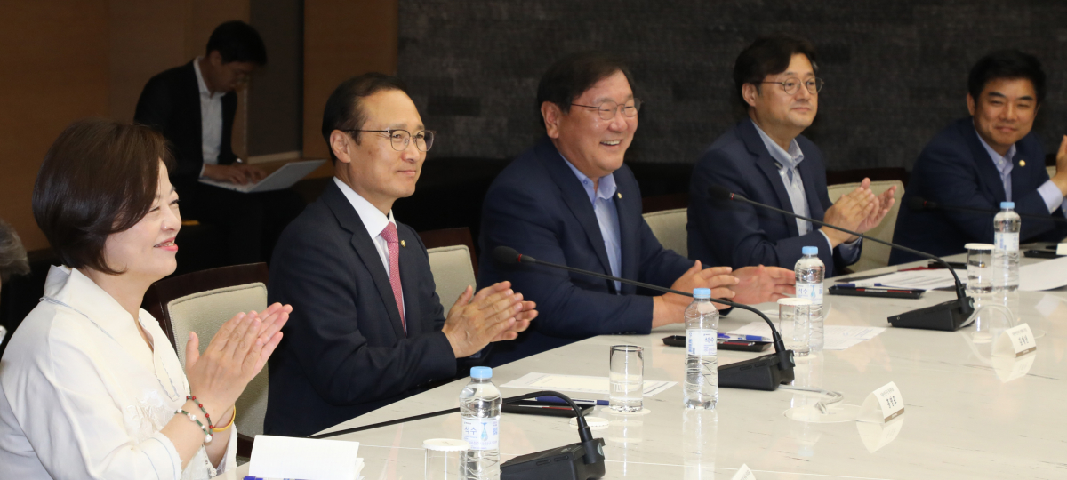 ▲28일 오전 대한상의에서 민주당 홍영표 원내대표 등이 박용만 회장의 인사말 후 박수치고 있다. 이날 민주당 원내지도부와 대한상의는 최저임금 인상, 노동시간 단축 등과 관련한 정책간담회를 했다. (연합뉴스)