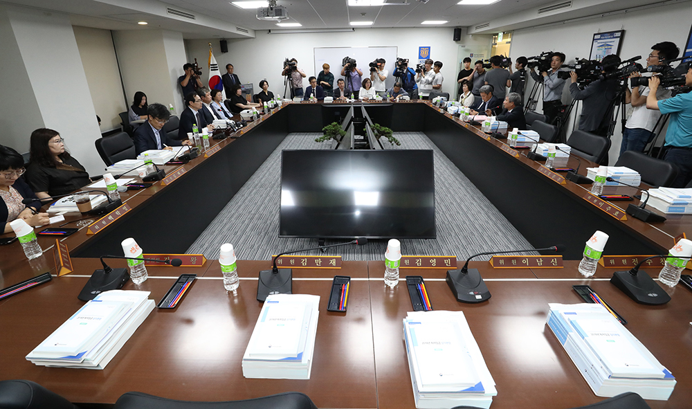 ▲28일 오후 서울 중구 퇴계로 직업능력심사평가원에서 열린 최저임금위원회 제8차 전원회의가 근로자위원들이 불참한 가운데 열리고 있다. 한국노총 추천 근로자위원들은 다음달 초 복귀할 예정이다. (연합뉴스)