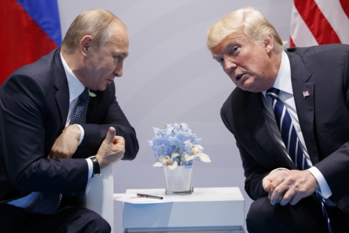 ▲블라디미르 푸틴(왼쪽) 러시아 대통령과 도널드 트럼프 미국 대통령이 지난해 7월 독일 함부르크에서 열린 주요 20개국(G20) 정상회담 당시 만나 이야기를 나누고있다. 28일(현지시간) 백악관과 크렘린은 두 정상이 7월 16일 헬싱키에서 만날 것이라고 공식적으로 발표했다. 함부르크/AP연합뉴스
