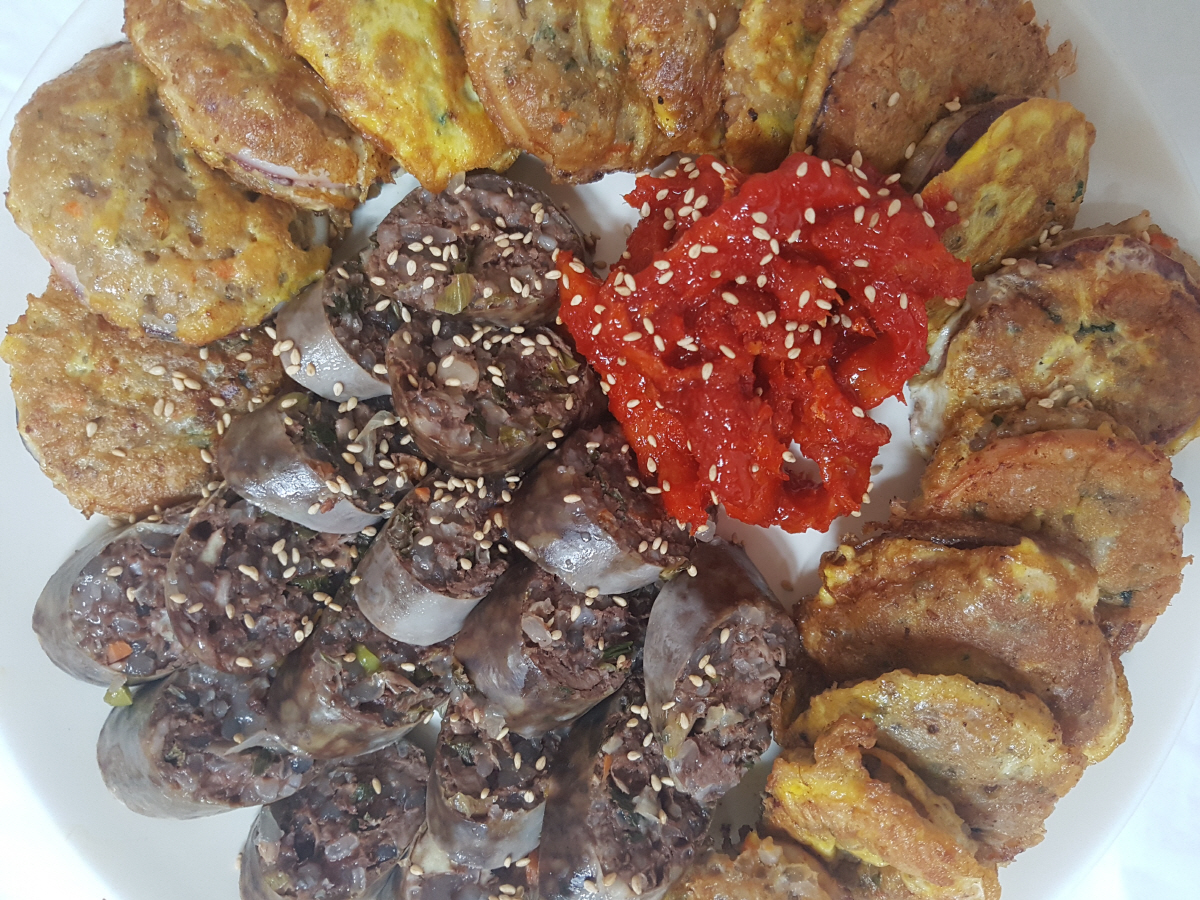 ▲아바이순대와 오징어순대. 