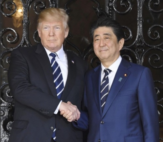 ▲같은 무늬 넥타이를 착용한 아베 일본 총리와 도널드 트럼프 미국 대통령이 지난 4월 트럼프의 별장인 마러라고 리조트에서 악수하고 있다. 일본은 정치적 우호관계를 지속하면서도 무역분야에서는 WTO 제소를 포함한 실리를 따지고 있다.  (연합뉴스 )