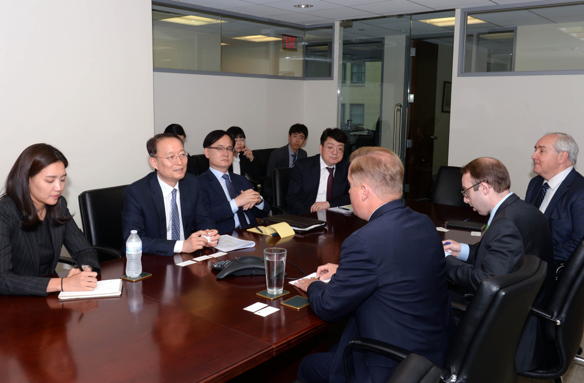 ▲백운규 산업통상자원부 장관(왼쪽 두번째)이 28일(현지시간) 미국 워싱턴 DC 자동차무역정책위원회 회의실에서 맷 블런트(Matt Blunt) 미국 자동차무역정책위원회(AAPC) 회장과 면담을 하며, 자동차 232조와 한미 자동차 협력에 관해 의견을 나누고 있다.(산업통상자원부)