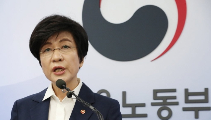 ▲김영주 고용노동부 장관이 29일 정부세종청사에서 노동시간 단축 관련 브리핑을 하고 있다.(연합뉴스)
