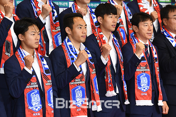 ▲이승우, 문선민, 손흥민, 신태용(사진=고아라 기자 iknow@)