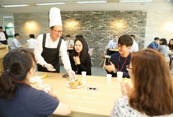 ▲강종현 롯데슈퍼 대표가 직원들에게 빵을 나눠주고 있다. 사진제공 롯데슈퍼