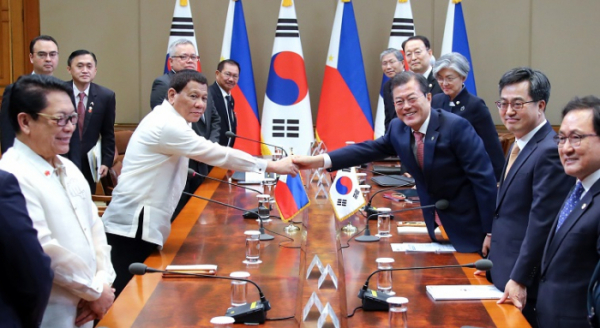 ▲문재인 대통령과 한국을 공식 방문한 로드리고 두테르테 필리핀 대통령이 4일 오후 청와대에서 열린 확대정상회담에서 악수하고 있다.(연합뉴스)