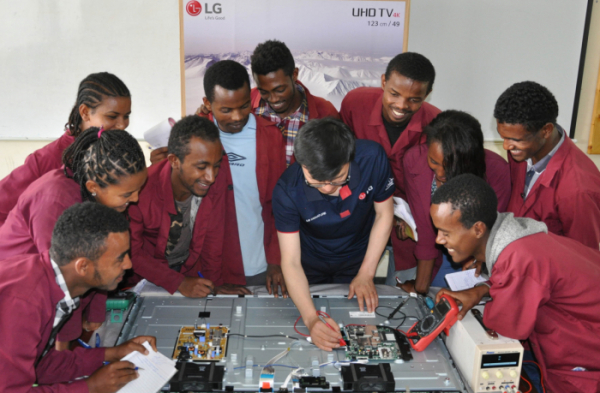 ▲LG전자가 기술명장을 꿈꾸는 에티오피아 우수 인재들의 자립을 돕는다. 지난 4일(현지시간) 에티오피아 수도 아디스아바바에 있는 LG-KOICA 희망직업훈련학교에서 학생들이 애프터서비스 전문가에게 제품 수리 노하우를 배우고 있다.(사진=LG전자)