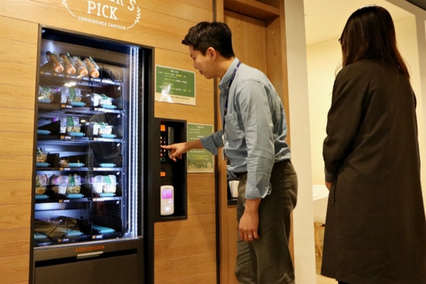 ▲ 삼성웰스토리가 연내 상용화를 앞두고 있는 ‘픽앤팩’ 자판기.