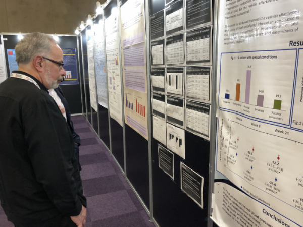 ▲지난 8~10일 스페인 바로셀로나에서 진행된 유럽고혈압학회(European Society of Hypertension)에서 포스터 발표된 카나브 FAST 임상결과 초록을 학회참가자가 유심히 바라보고 있다.(사진제공=보령제약)