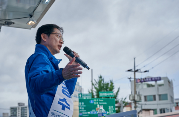 ▲제7회 전국동시지방선거 및 국회의원 재보궐선거를 이틀 앞둔 11일 오후 더불어민주당 김경수 경남도지사 후보가 창녕군 창녕읍에서 배종열 창녕군수 후보 지원유세를 하고 있다.(뉴시스)