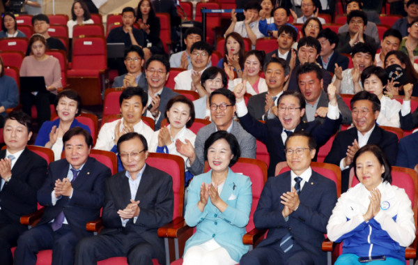 ▲13일 오후 서울 여의도 국회 의원회관 대회의실에 설치된 더불어민주당 제7회 전국동시지방선거 및 국회의원 재,보궐선거 개표상황실에서 추미애 대표, 홍영표 원내대표를 비롯한 관계자들이 개표방송이 시작되고 출구조사에서 압승으로 나타나자 환호하고 있다.(뉴시스)