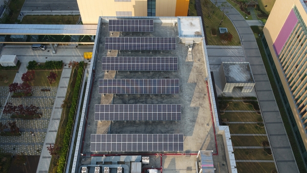 ▲삼성전자 수원사업장 종합기술원 옥상에 설치된 태양광 발전 패널 모습.