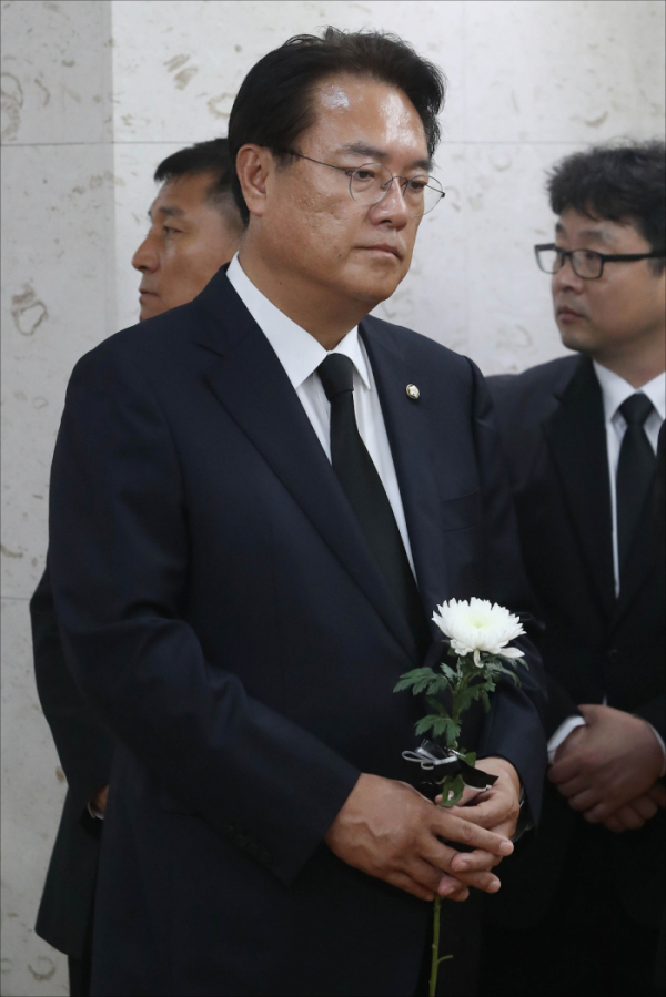 ▲23일 김종필 전 총리 빈소가 마련된 서울 아산병원에 정진석 자유한국당 의원이 방문했다.(뉴시스)
