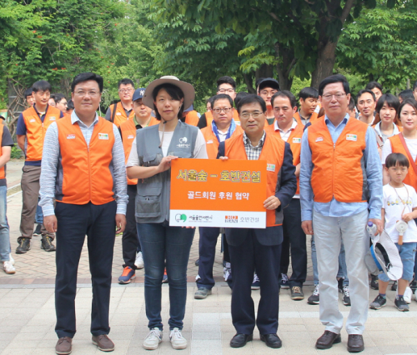 ▲23일 호반건설의 임직원 봉사단인 '호반사랑나눔이'가 서울숲서 화단 가꾸기 봉사를 펼치며 단체 사진을 찍고 있다.(사진=호반건설)