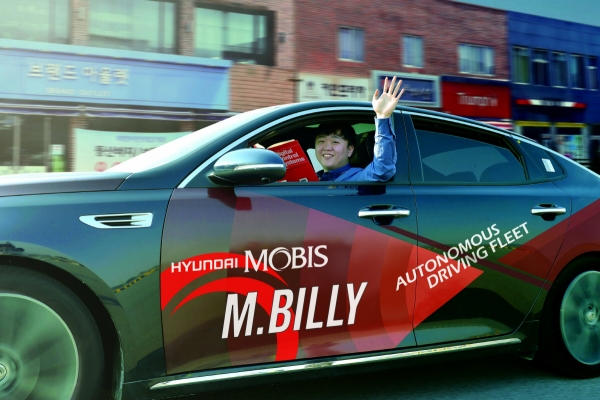 ▲현대모비스 서산주행 시험장 내 구현된 가상도시에서 자율주행시험 차량인 M.BILLY가 시험 주행에 나서고 있다.  사진제공 현대모비스