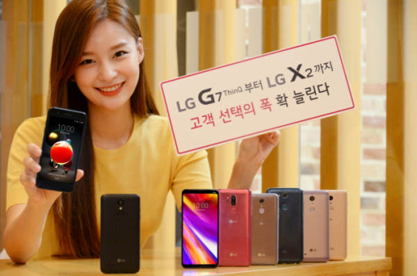 ▲LG전자가 28일 알뜰요금제 전용 스마트폰 LG X2를 출시하면서 프리미엄부터 알뜰폰까지 라인업을 다양한 제품군을 갖추게 됐다. 모델이 28일 서울 여의도 LG트윈타워에서 이날 출시한 LG X2를 비롯해 다양한 LG 스마트폰을 소개하고 있다.(사진제공=LG전자)