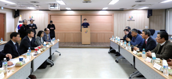 ▲3월 5일 오후 서울 용산구 한국보육진흥원에서 열린 대한의사협회 비상대책위원회-대한병원협회-보건복지부 실무협의체에서 이기일 보건복지부 보건의료정책관, 의협 비대위 소속인 송병두 대전의사회장 등이 참석한 가운데 열리고 있다. (뉴시스)