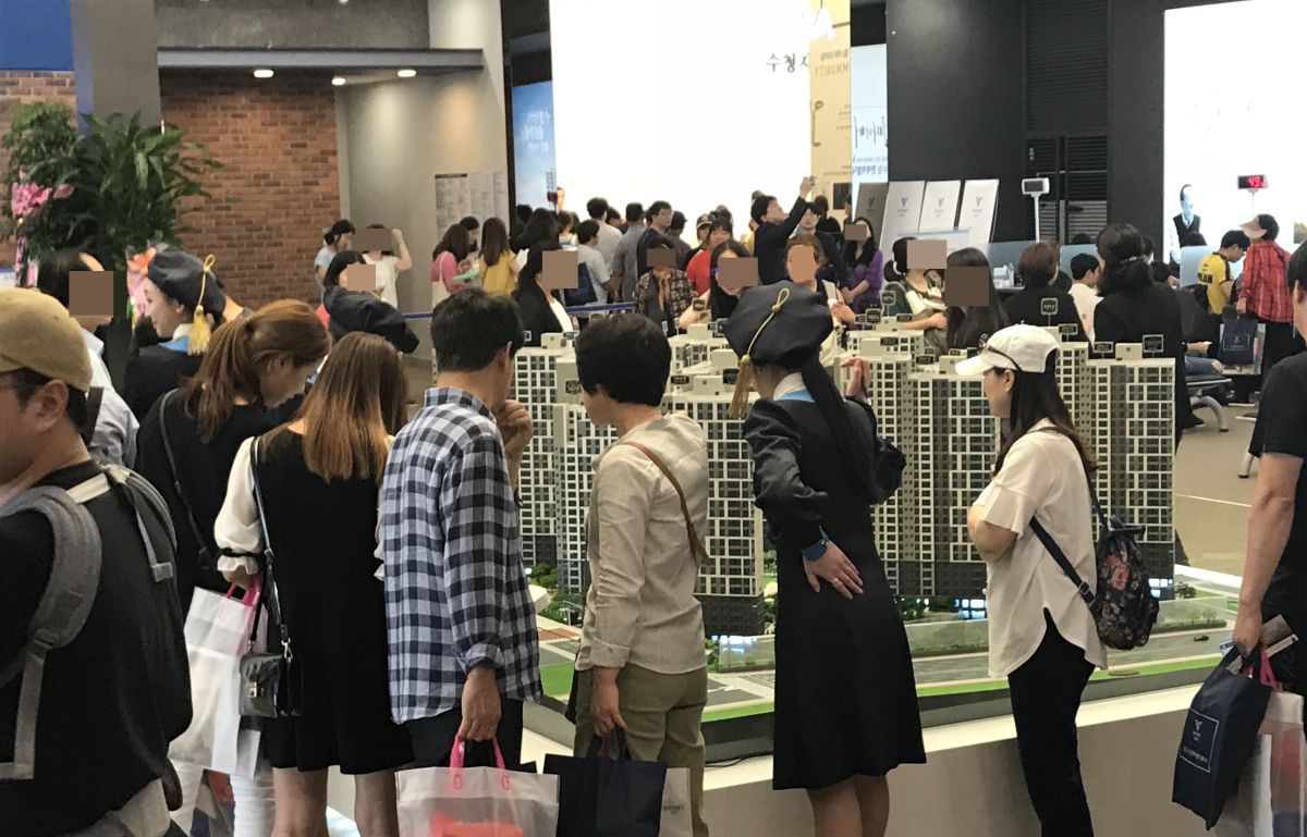 ▲‘당진수청 한라비발디 캠퍼스’ 견본주택을 찾은 방문객들이 내부를 둘러보고 있다(사진=한라)