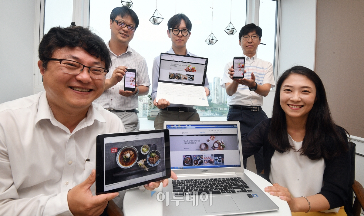 ▲탄탄하면서도 유연한 팀워크를 자부하는 (주)한국야쿠르트 플랫폼 사업팀 정일형(앞줄 왼쪽) 팀장을 비롯한 팀원들이 서울 서초구 본사 사옥에서 다양한 접근 방식의 온라인 쇼핑몰 및 웹페이지를 소개하고 있다.  오승현 기자 story@