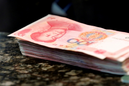 ▲중국 베이징의 상업은행 지점에 중국 100위안 지폐가 놓여있다. 베이징/로이터연합뉴스

