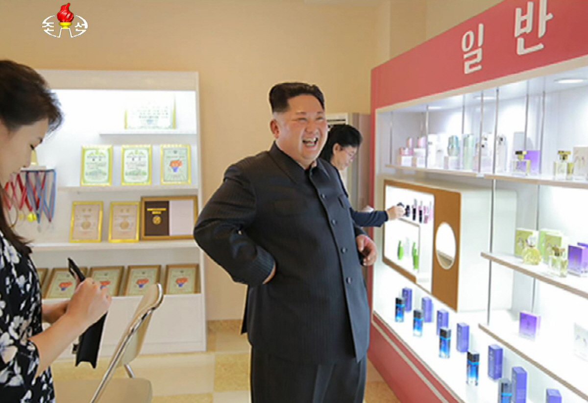 ▲북한 김정은 국무위원장이 부인 리설주 여사와 함께 새로 개건된 평양화장품 공장을 현지지도하고 있다. 뉴시스