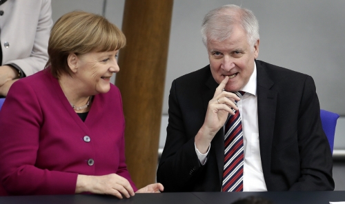 ▲앙겔라 메르켈(왼쪽) 독일 총리와 호르스트 제호퍼 내무장관이 3월 베를린 독일 의회에서 대화하고 있다. 베를린/AP연합뉴스
