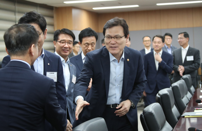 ▲최종구 금융위원장이 26일 서울 세종로 정부서울청사에서 열린 카드사 사장단과 간담회에서 인사하고 있다. 2018.6.26(연합뉴스)