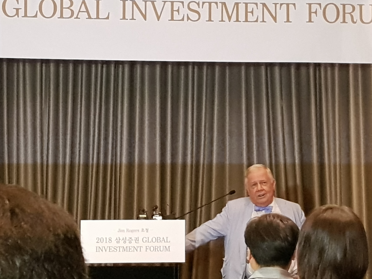 ▲짐 로저스가 2일 여의도 콘래드 호텔에서 열린 '2018 삼성증권 글로벌 인베스트먼트 포럼'에서 기자들의 질문에 답하고 있다. (김나은 기자 better68@)
