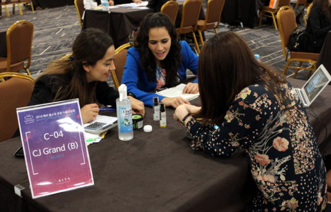 ▲CJ ENM 오쇼핑 부문의 멕시코 법인인 CJ Grand MD가 2일 코엑스에서 열린 해외 홈쇼핑 초청 수출상담회에 참가해 국내 중소기업 담당자와 1대1 상담을 진행하고 있다.(사진제공=CJ ENM)