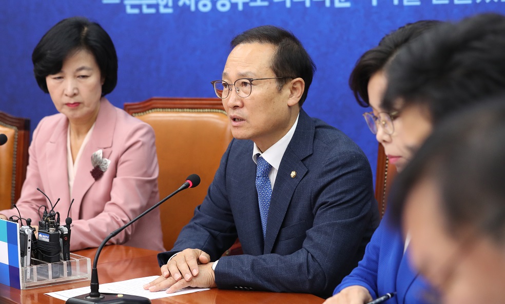 ▲더불어민주당 홍영표 원내대표가 2일 오전 국회에서 열린 최고위원회의에서"원구성 협상을 하루빨리 타결하는 것이 시급하다. 늦어도 이번주 내에는 완료해야 한다"고 발언하고 있다. (연합뉴스)