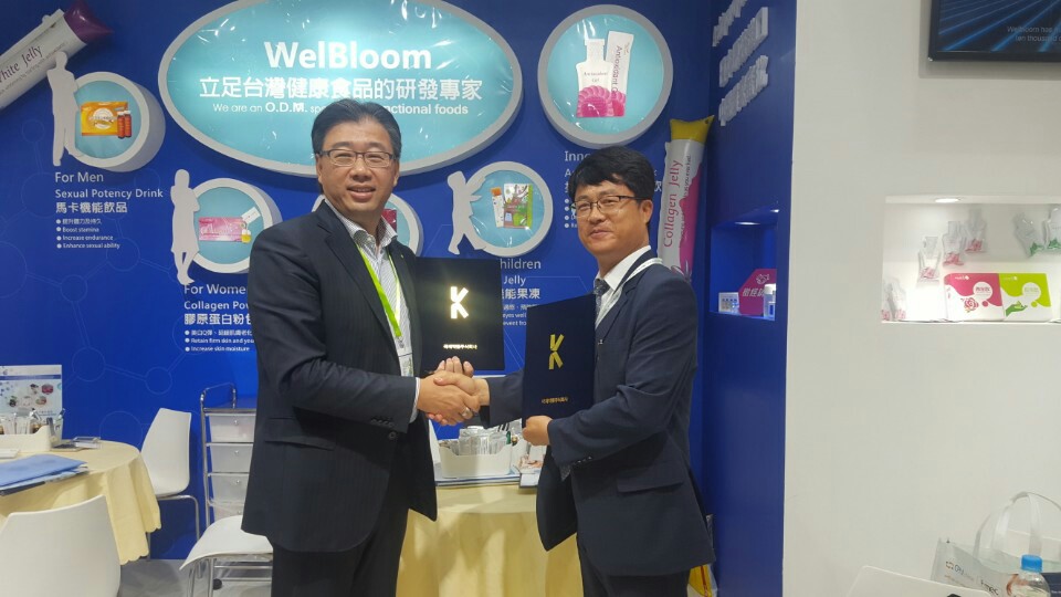 ▲김영관 국제약품 개발본부 상무(오른쪽)가 대만 뉴인(New-In Co., Ltd.)사와 세팔로스포린계 주사제 독점공급계약을 맺고 기념촬영을 하고 있다.(사진제공=국제약품)