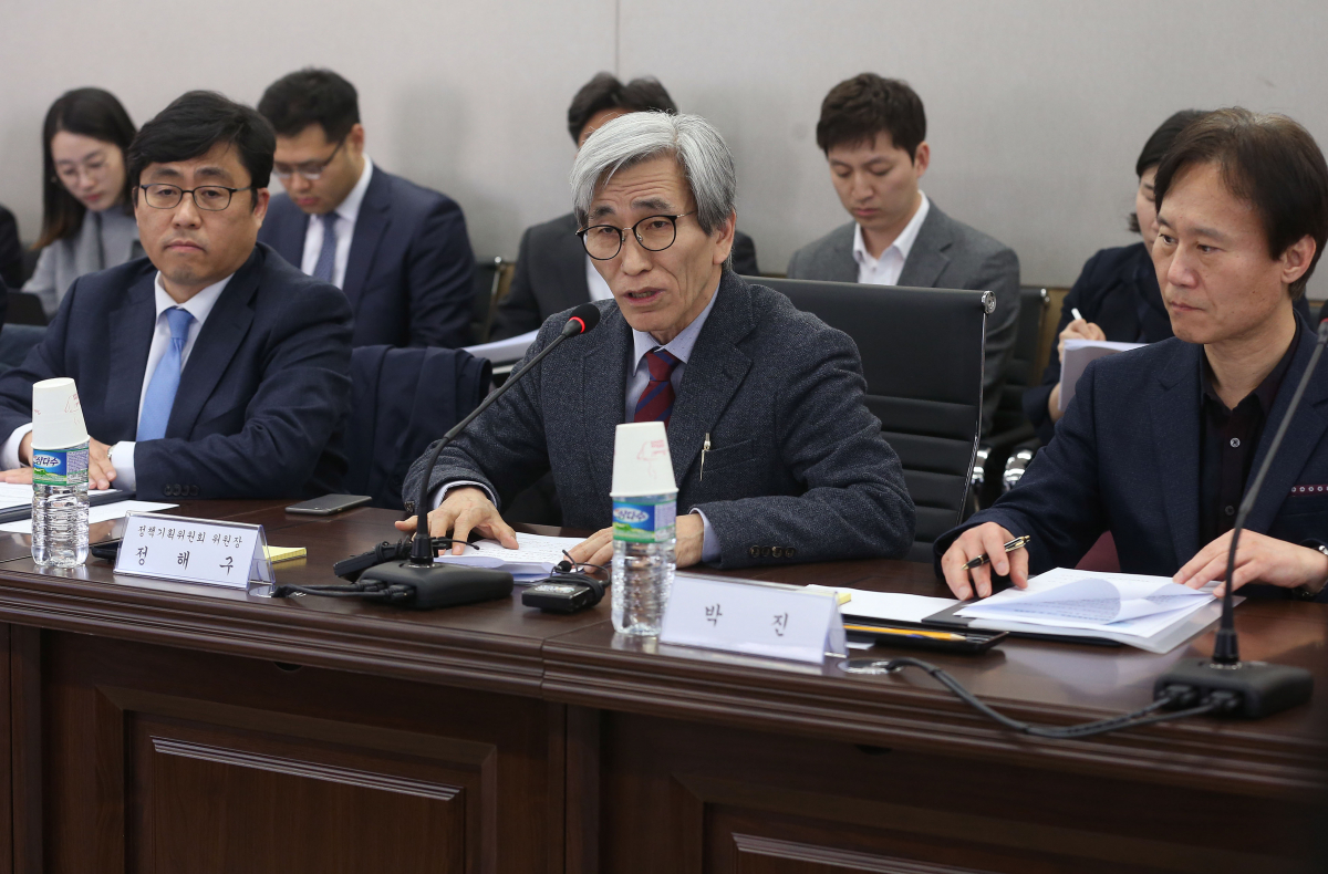 ▲정해구(가운데) 정책기획위원회 위원장이 4월 9일 서울 종로구 이마빌딩에서 열린 '대통령직속 정책기획위원회 산하 재정개혁특별위원회 회의'에 참석해 모두발언을 하고 있다.(뉴시스)