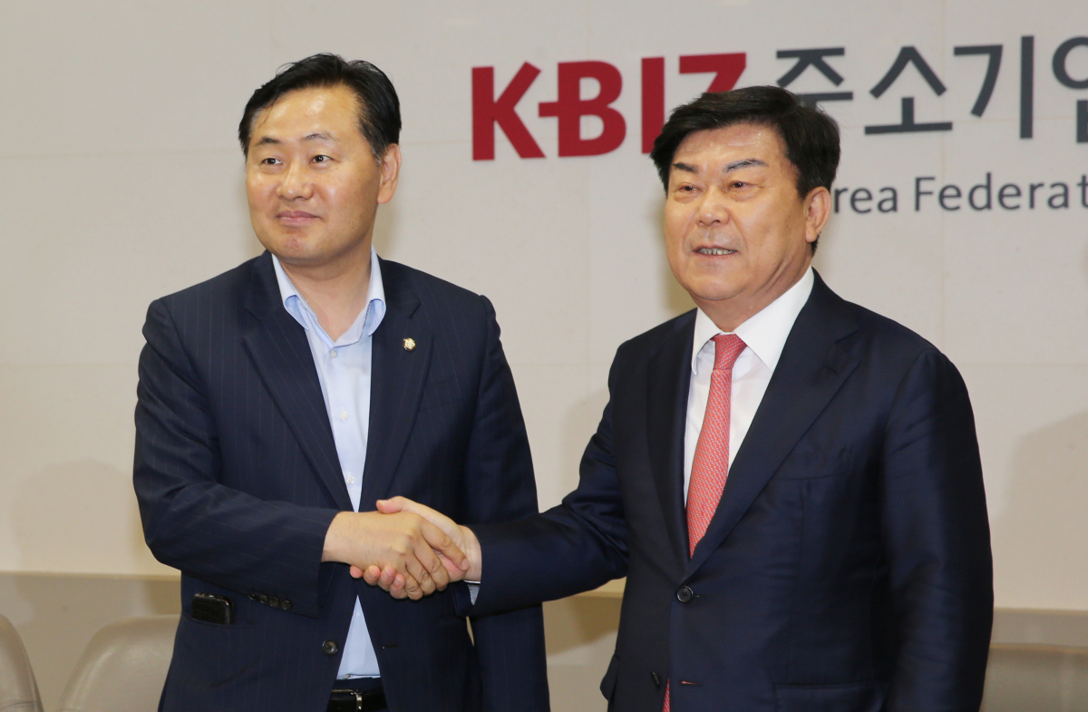 ▲3일 여의도 중소기업중앙회에서 김관영(왼쪽) 바른미래당 원내대표가 박성택 중소기업중앙회 회장과 악수하고 있다. (사진제공=중소기업중앙회)