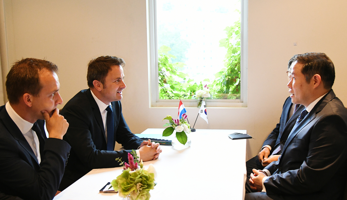 ▲ 효성이 효성 조현상 총괄사장(오른쪽에서 첫 번째)과 룩셈부르크 자비에르 베텔 총리(왼쪽에서 두 번째)이 단독 면담을 했다고 3일 밝혔다. (사진제공=효성)