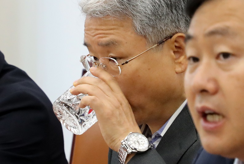 ▲바른미래당 김동철 비상대책위원장이 4일 국회에서 열린 제6차 비상대책위원회의에서 물을 마시고 있다.(연합뉴스)
