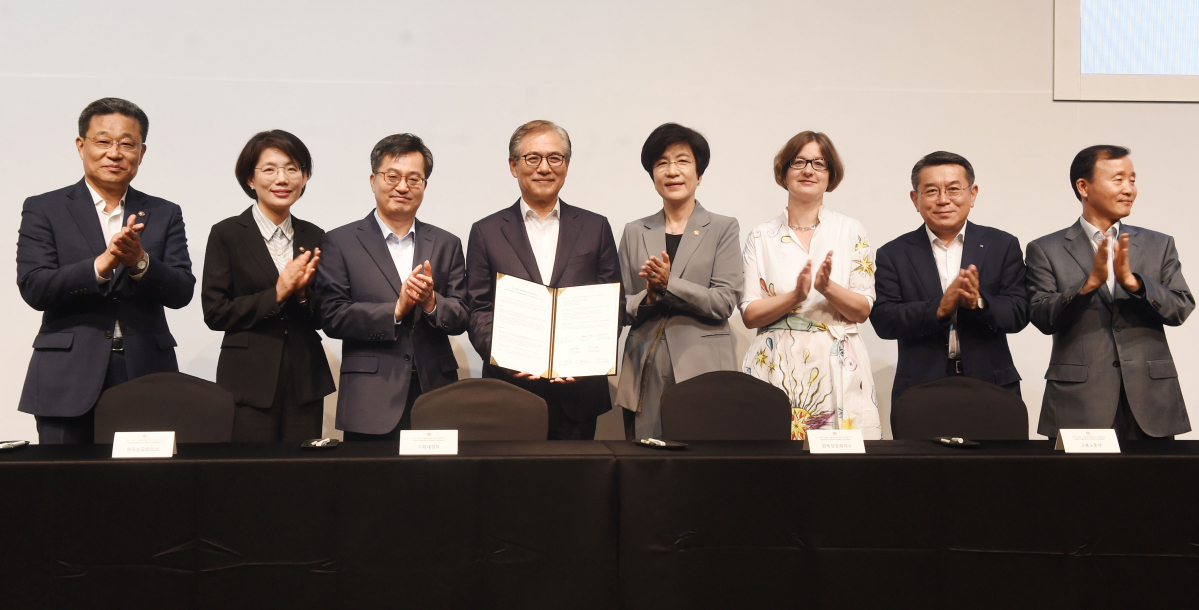 ▲김동연 부총리 겸 기획재정부 장관이 4일 인천 영종도 BMW 드라이빙센테에서 열린 '아우스발둥 모델 확산을 위한 민관협약식'에 참석해 기념촬영을 하고 있다. 왼쪽 세 번째부터 김 부총리, 김효준 한독상공회의소 회장, 김영주 고용노동부 장관.(제공=기획재정부)